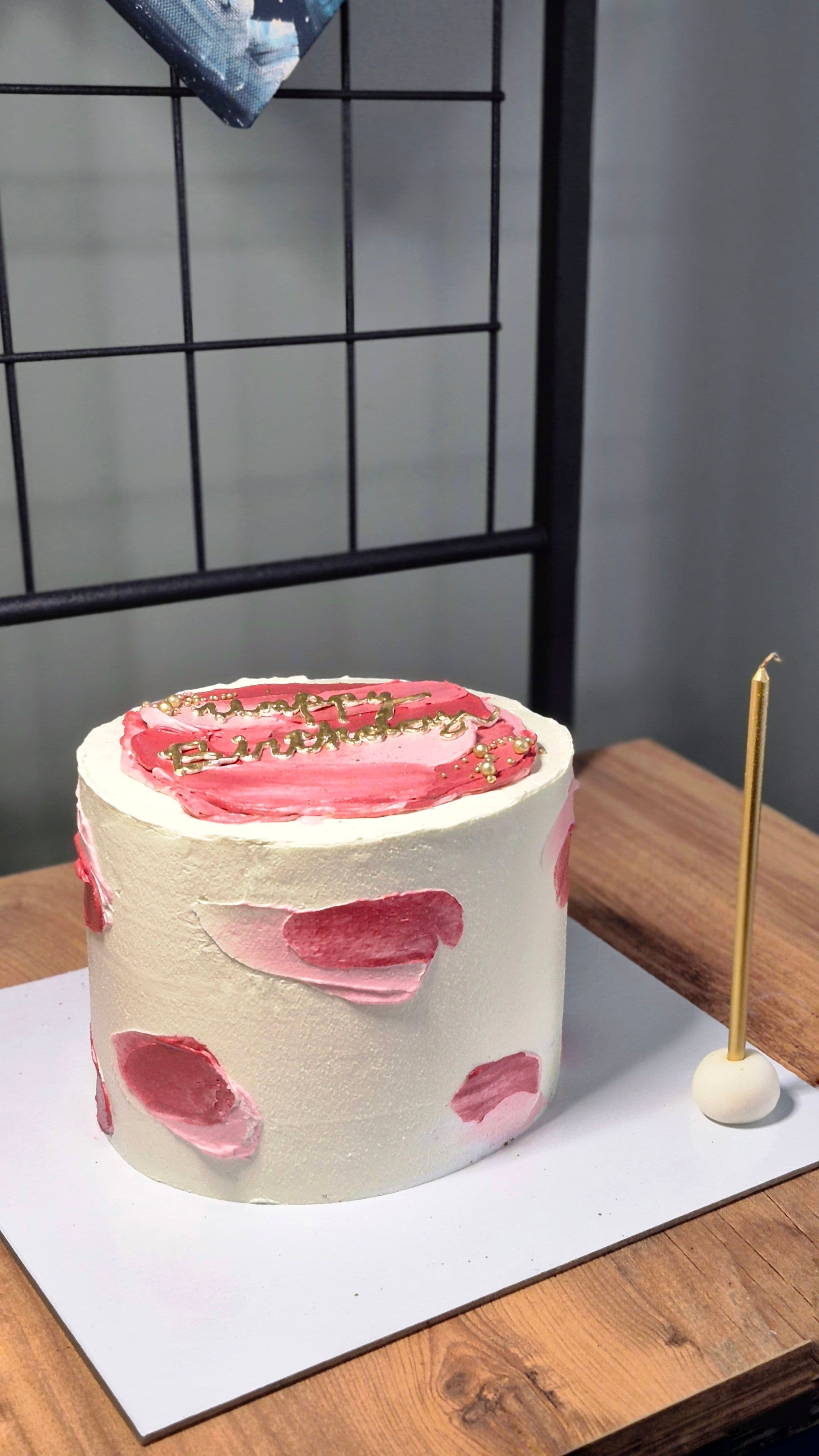 Vanilla cake with fresh red currants